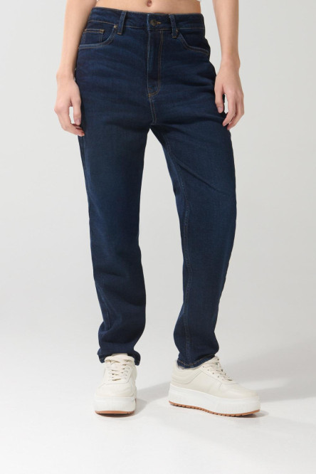 Jean azul intenso tipo mom con bota recta y súper tiro alto