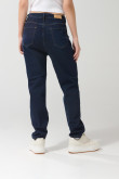 Jean azul intenso tipo mom con bota recta y súper tiro alto