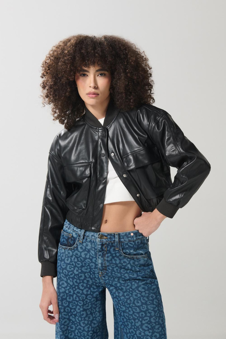 Chaqueta crop bomber unicolor con broches