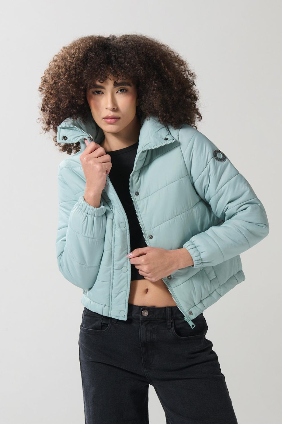 Chaqueta unicolor cuello alto acolchada con costuras