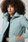 Chaqueta unicolor cuello alto acolchada con costuras