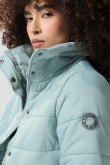 Chaqueta unicolor cuello alto acolchada con costuras
