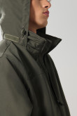 Chaqueta unicolor liviana con cuello alto y capota oculta