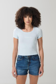 Camiseta azul clara manga corta con bordado college