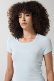 Camiseta azul clara manga corta con bordado college