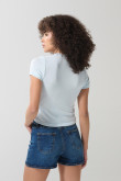 Camiseta azul clara manga corta con bordado college
