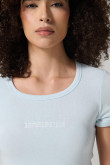 Camiseta azul clara manga corta con bordado college