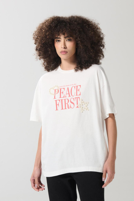 Camiseta crema oversize con texto en frente y manga corta