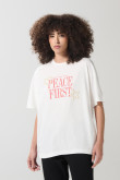 Camiseta crema oversize con texto en frente y manga corta