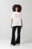 Camiseta crema oversize con texto en frente y manga corta