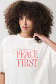 Camiseta crema oversize con texto en frente y manga corta