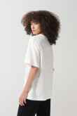 Camiseta crema oversize con texto en frente y manga corta