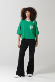 Camiseta verde crop top oversize con diseño college