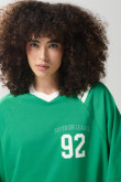 Camiseta verde crop top oversize con diseño college