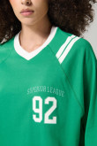 Camiseta verde crop top oversize con diseño college