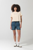 Camiseta unicolor crop top con arte college delantero