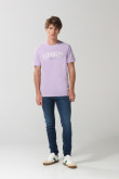 Camiseta lila oscura manga corta con texto college