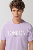 Camiseta lila oscura manga corta con texto college