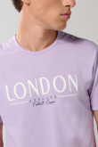 Camiseta lila oscura manga corta con texto college