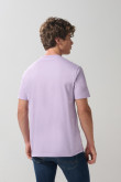Camiseta lila oscura manga corta con texto college