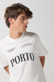 Camiseta college crema hombro rodado con manga corta