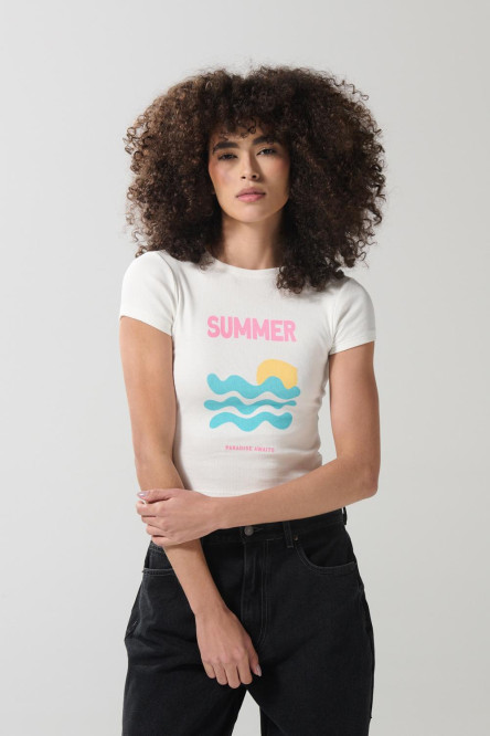 Camiseta unicolor cuello redondo con texto en frente