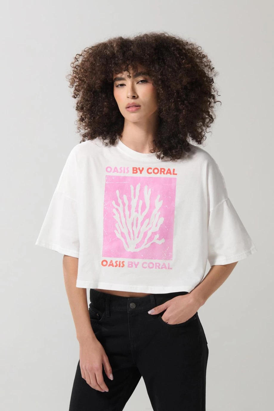Camiseta crop top oversize unicolor con arte marino