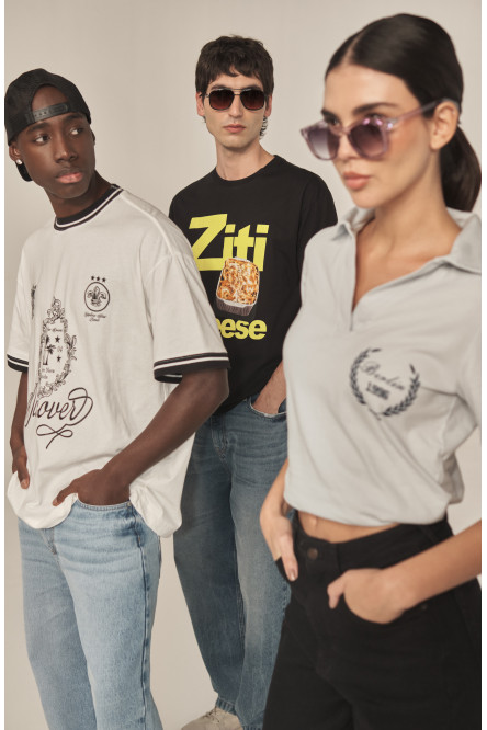 Camiseta negra cuello redondo con diseño de comida