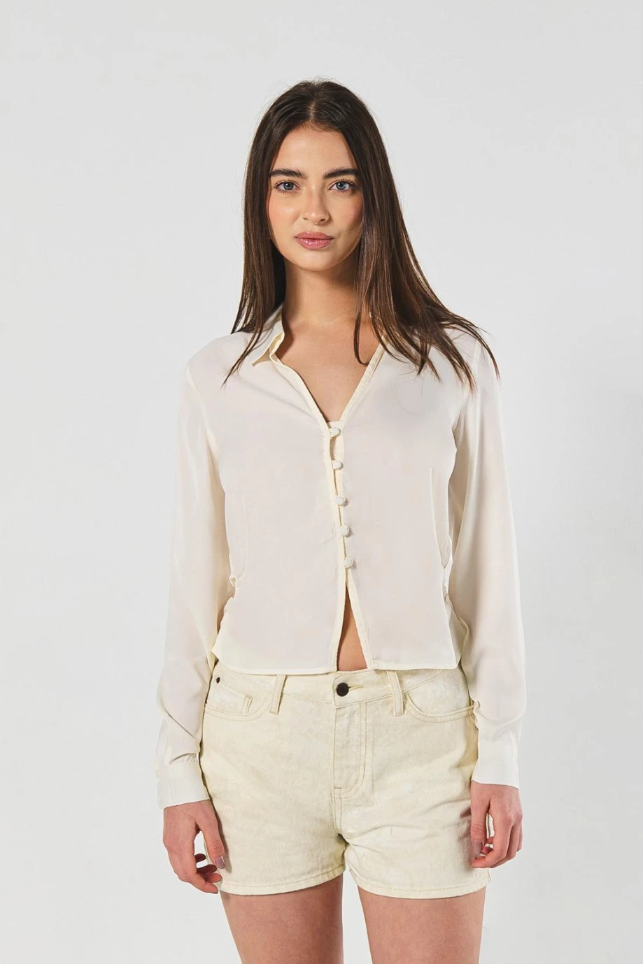 Blusa en satín unicolor con manga larga y cuello camisero
