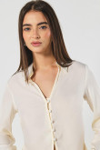 Blusa en satín unicolor con manga larga y cuello camisero