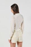 Blusa en satín unicolor con manga larga y cuello camisero