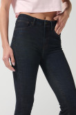 Jean azul push up tiro alto con realce posterior y bolsillos