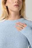 Suéter cuello redondo unicolor en suave tejido