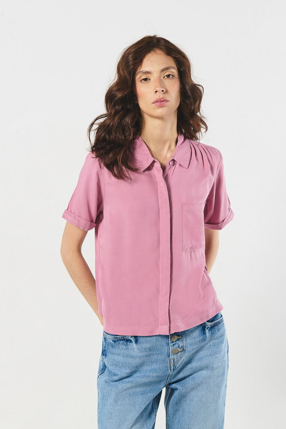 Blusa unicolor con cuello camisero y bolsillo cuadrado