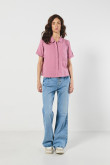 Blusa unicolor con cuello camisero y bolsillo cuadrado