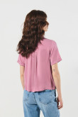 Blusa unicolor con cuello camisero y bolsillo cuadrado