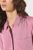 Blusa unicolor con cuello camisero y bolsillo cuadrado