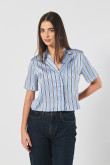 Blusa en satín manga corta unicolor con diseños estampados