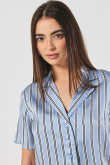 Blusa en satín manga corta unicolor con diseños estampados