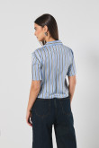 Blusa en satín manga corta unicolor con diseños estampados