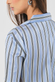 Blusa en satín manga corta unicolor con diseños estampados