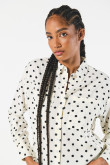 Blusa crema clara manga larga con puntos negros estampados