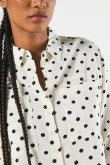 Blusa crema clara manga larga con puntos negros estampados