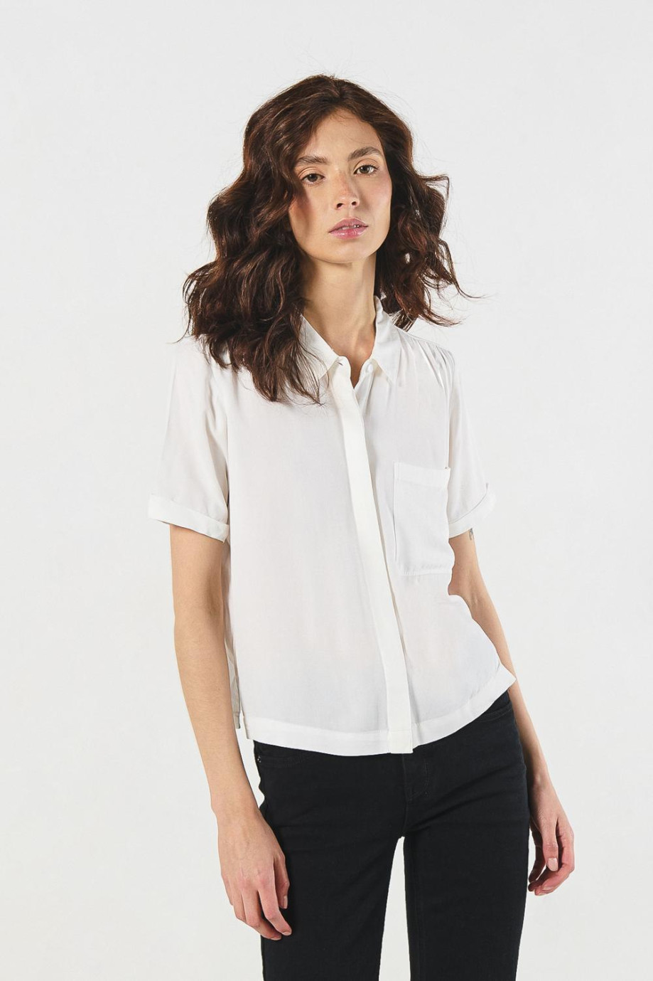 Blusa unicolor con cuello camisero y bolsillo cuadrado
