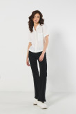 Blusa unicolor con cuello camisero y bolsillo cuadrado