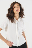 Blusa unicolor con cuello camisero y bolsillo cuadrado