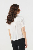 Blusa unicolor con cuello camisero y bolsillo cuadrado