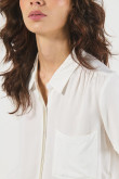 Blusa unicolor con cuello camisero y bolsillo cuadrado