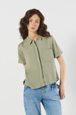 Blusa unicolor con cuello camisero y bolsillo cuadrado