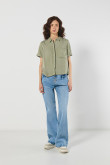 Blusa unicolor con cuello camisero y bolsillo cuadrado